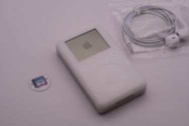 Apple iPod Classic 3rd gen 30GB with original FireWire cable and original power cube