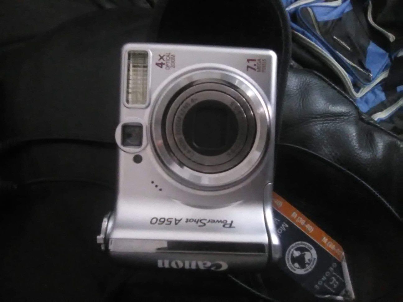 Cannon digital camera works good no has no charger