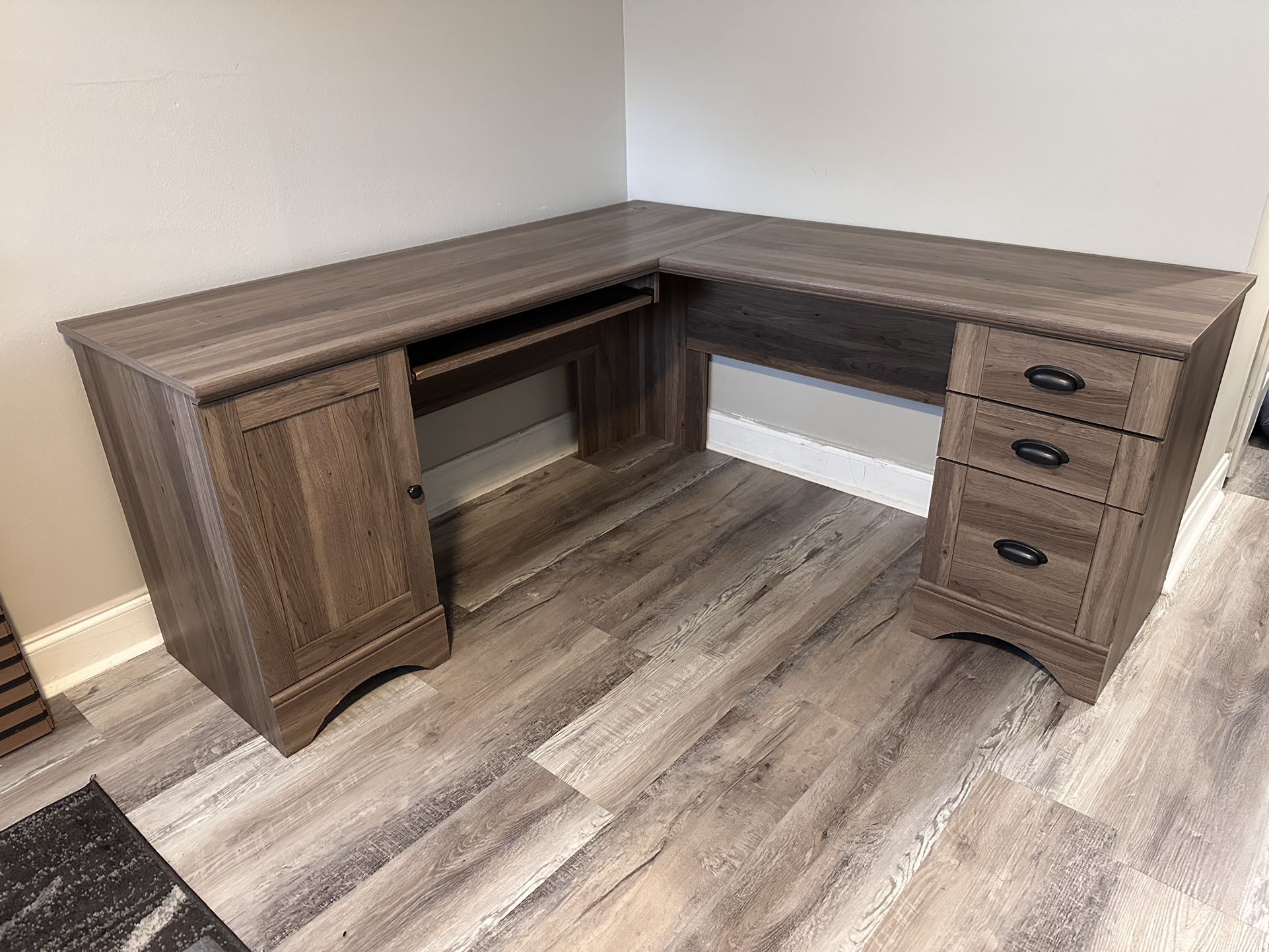 L-shaped desk – perfect for home office or gaming