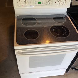 Electric Stove GE spectra self cleaner good condition