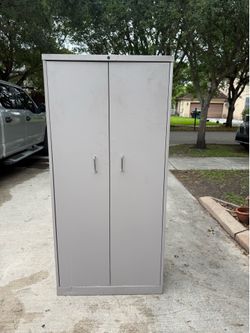 Metal storage cabinet (no key 🔑)