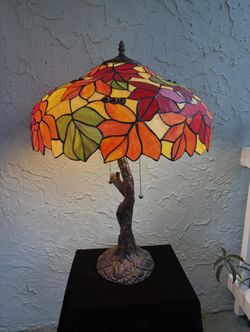 Vintage Stained-Glass Tiffany-Style Oak-Autumn-Leaves Table Lamp (H: 26”)