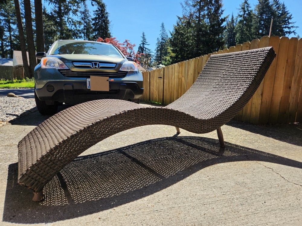 Brown Resin/Wicker Outdoor/Patio Curved Chaise-Excellent Condition!