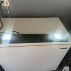 Este dispositivo es una multitoma de energia relocalizable con luz de trabajo LED 