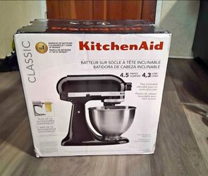 Kitchenaid Classic™ Series 4.5 Quart Tilt-Head Stand Mixer - Onyx Black