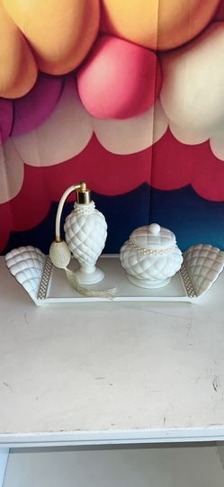 VINTAGE Elegant Vanity Porcelain & Faux Pearl Set 1999 Avon
