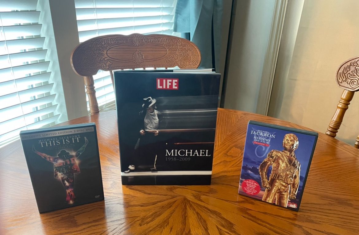 π€ Michael Jackson Collectorβs Set β Book + 2 DVDs (This Is It & History Vol. II)
