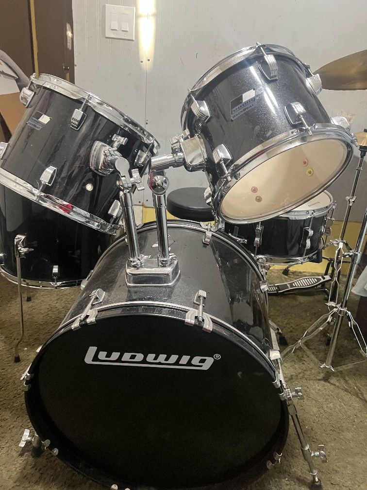 BRAND NEW LUDWIG DRUM SET DRUM SEAT AND STICKS INCLUDED