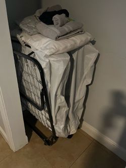 FOLDING BED TWIN SIZE. MUST SELL BY 9/1.  Act quickly!