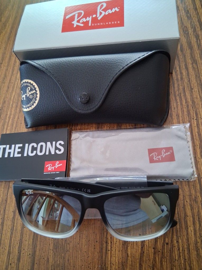 Ray Ban Justin RB4165 Black/Gray Rubber Frame And Grey Gradient Mirror Lenses.