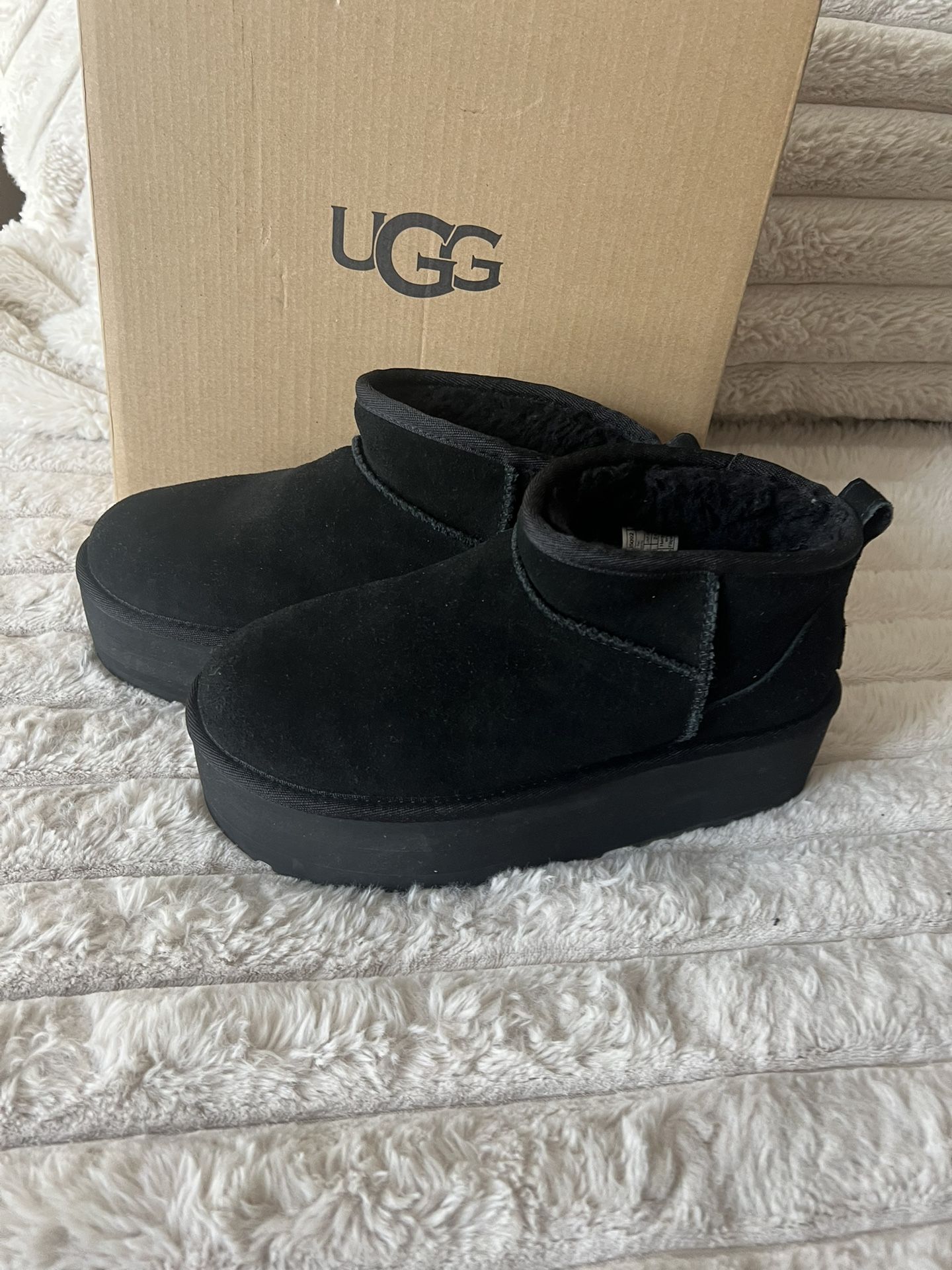 UGG SIZE 7 $100 Dlls