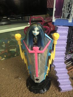 Monster High Freaky Fusion Recharge Chamber Frankie Stein Doll and Playset (Discontinued)