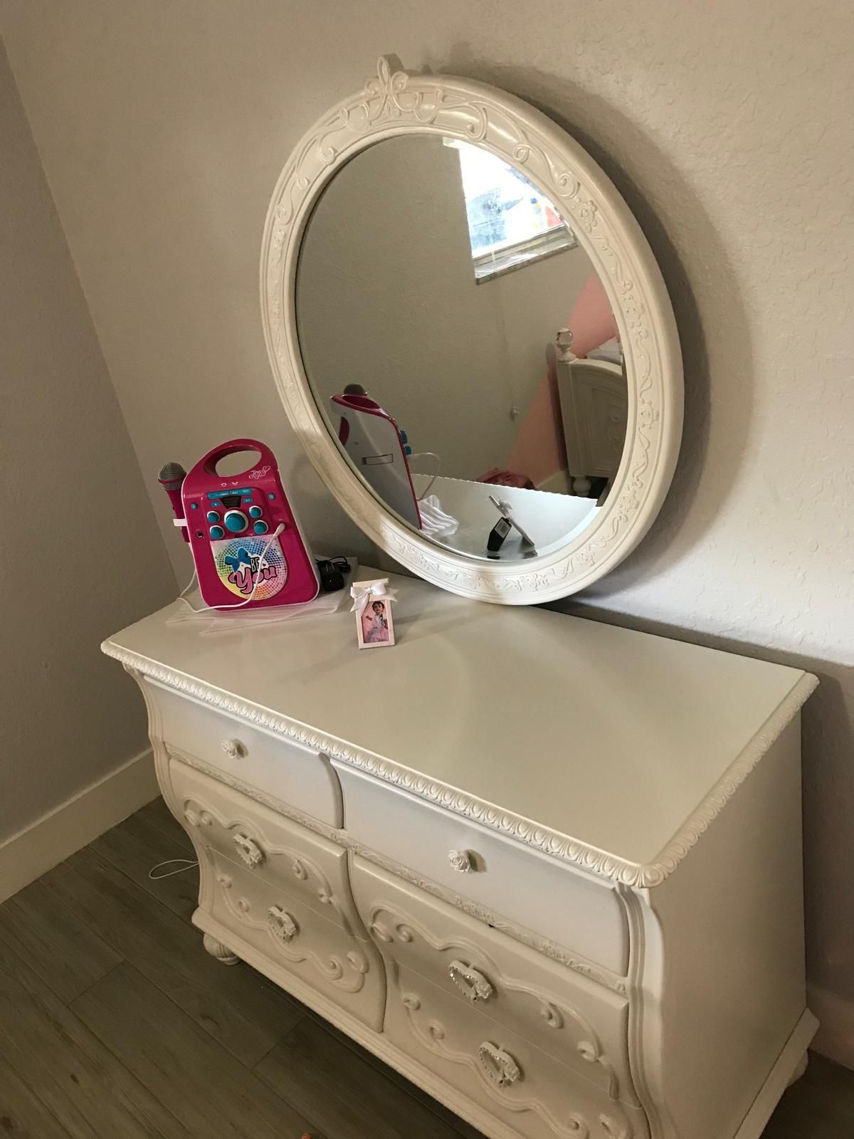 Princess room set / Juego Cuarto De Princess $400.00 OBO