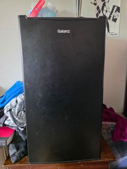 Galanz 2.7 Cu Ft Single Door Mini Fridge Black