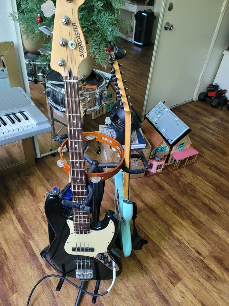 Fender.... Starcaster Bass