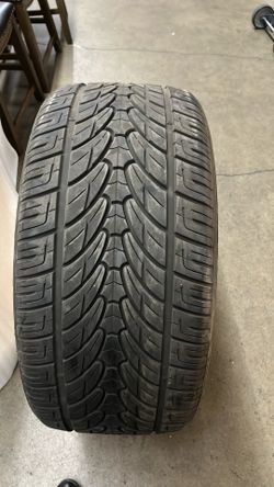 Tire like new 305/40r22