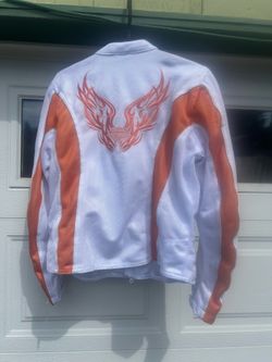 White Harley Davidson motorcycle jacket in great shape. Probably women’s large as it has a large tag, but doesn’t seem to fit me correctly and I’m a g