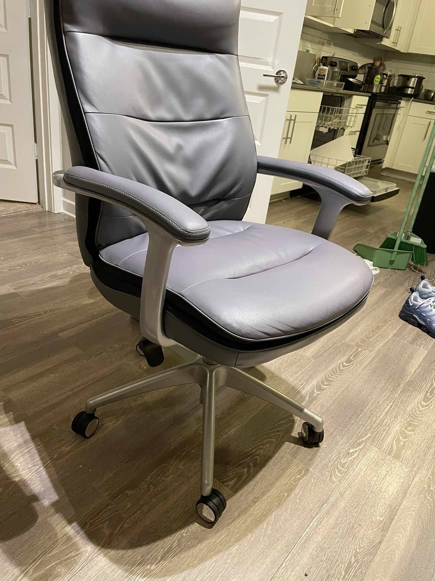 Beautyrest platinum bonded 2025 leather computer and 49404