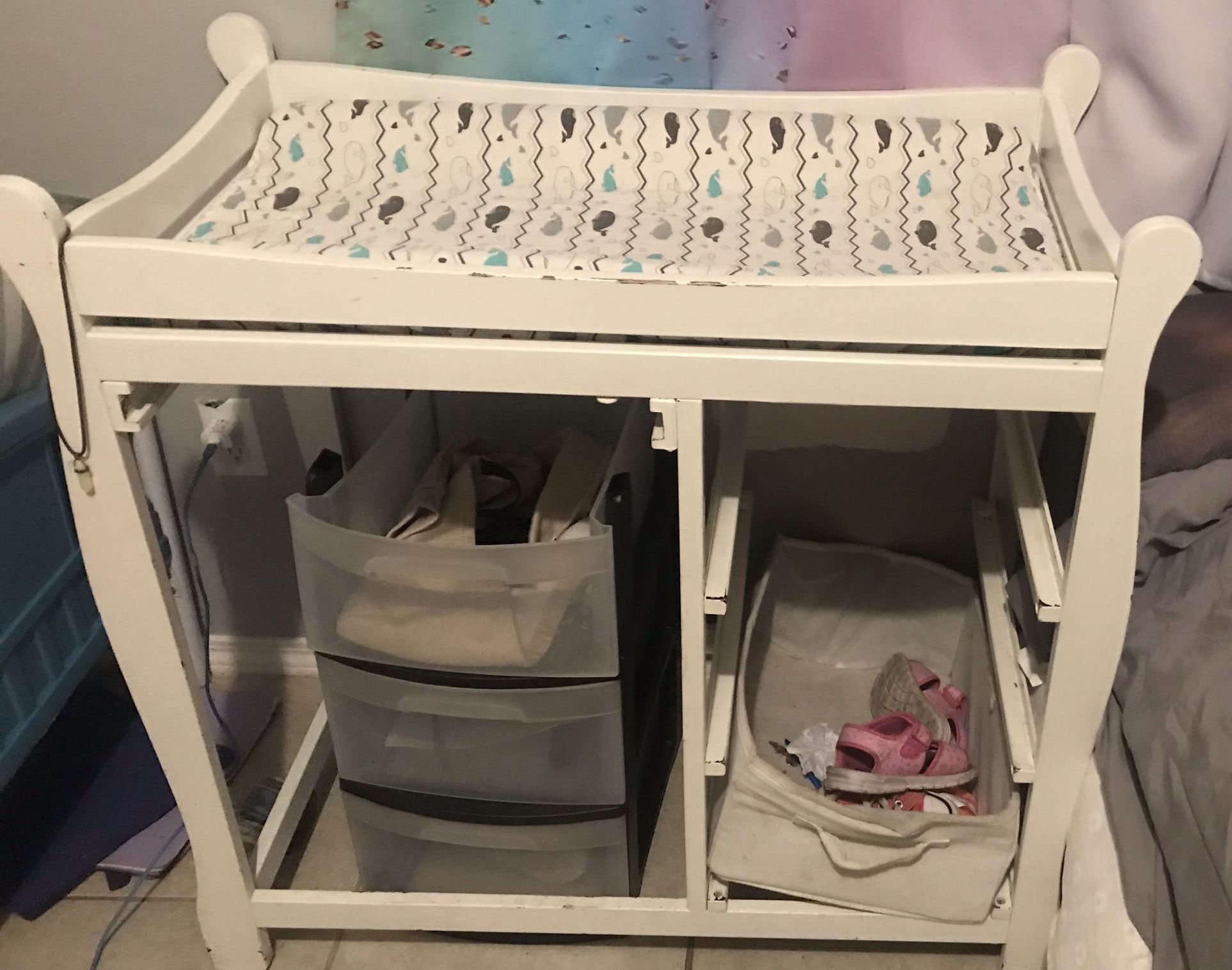 Changing Table With Straps And Covers And Mattress