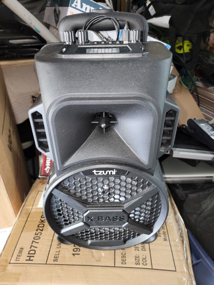 Tzumi Speaker " Bluetooth , Wifi Super Bass " ( Used )