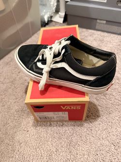 MUST GO! Vans Old Skool Black/White Sneakers - size 7