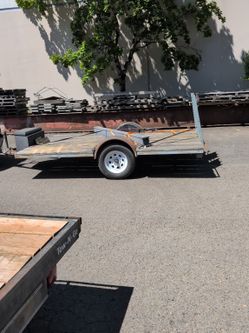 Flatbed Trailer With Adjustable Mounted Ramps
