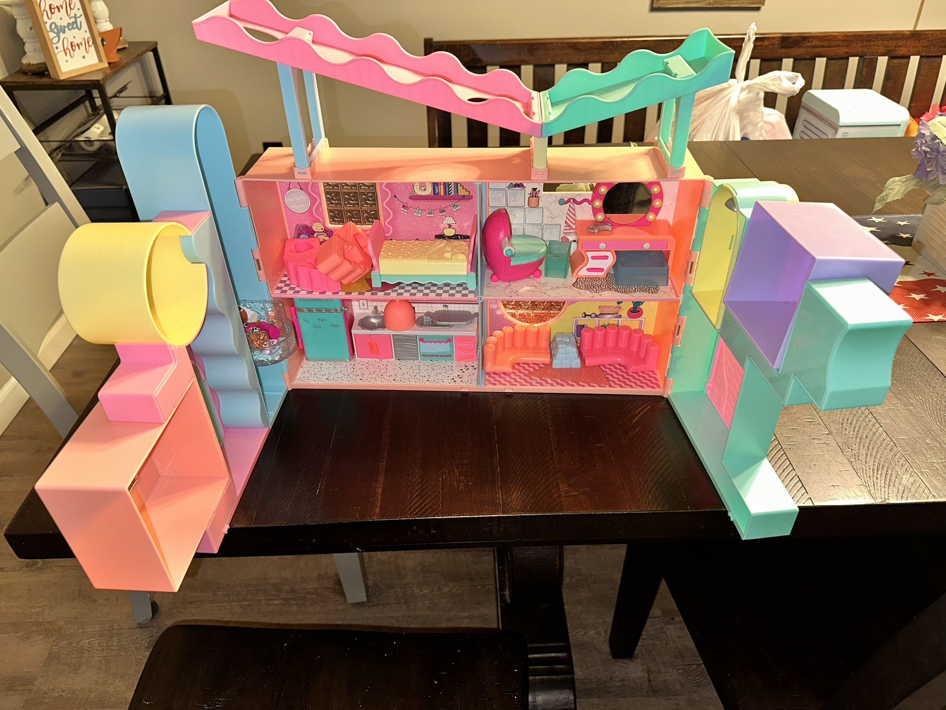 L.O.L. Surprise Dollhouse