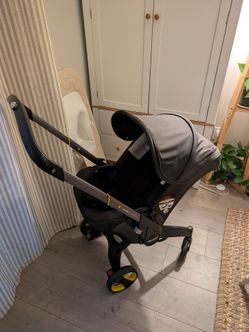 Doona Car Seat & Stroller Combo - Expires 2029!