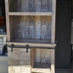 Armario de almacenamiento estilo farmhouse.