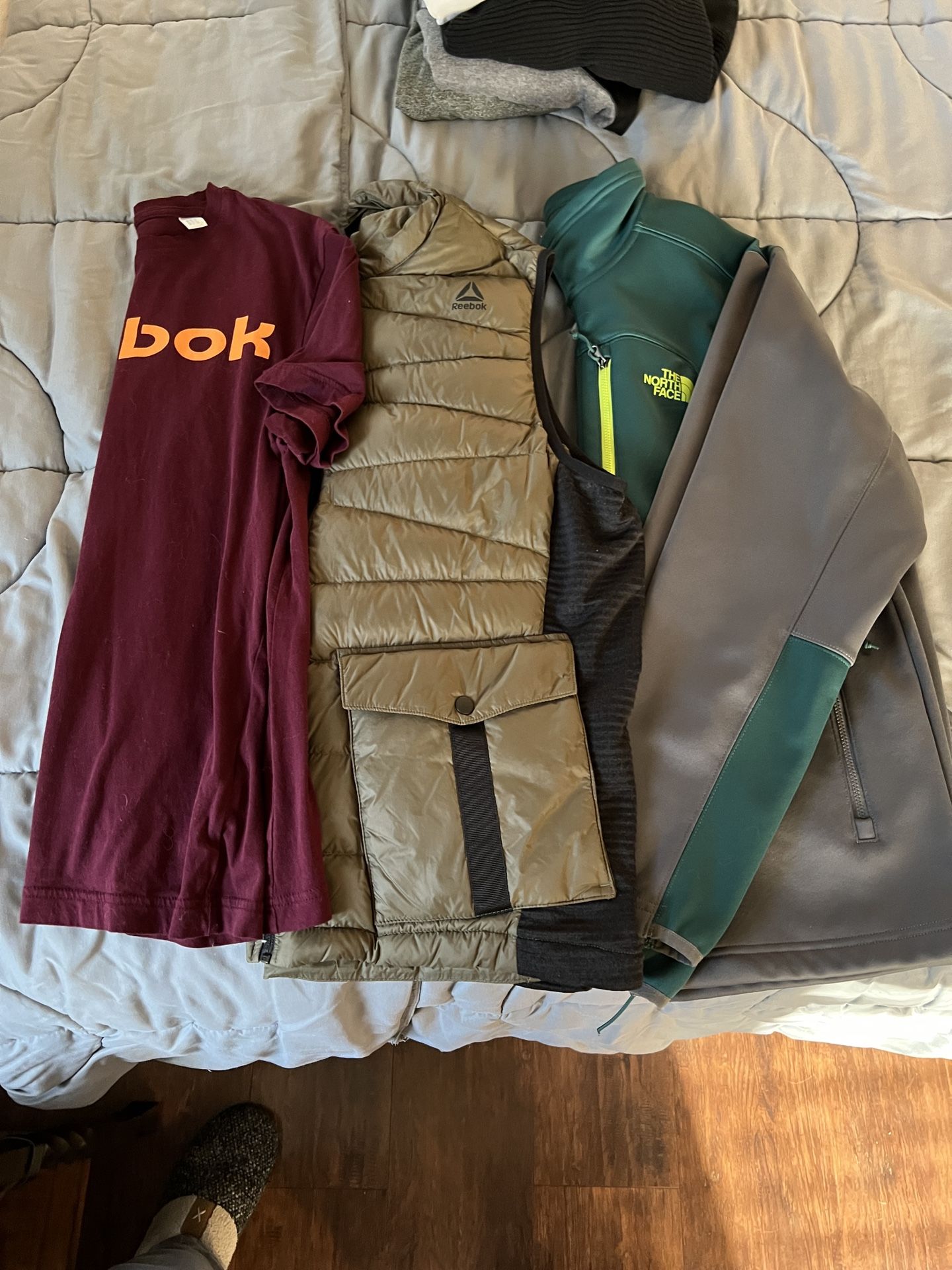 Medium Mens Reebok Vest & T Shirt / North Face Jacket