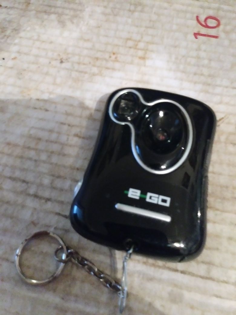 E-GO DIGITAL CAMERA WITH NEW BATTERYS & IT HOOKS TO IR KEYCHAIN OR PURSE WORKS GREAT