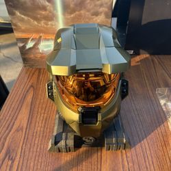 Halo 3 Legendary Edition Master Chief Helmet Display (with stand)