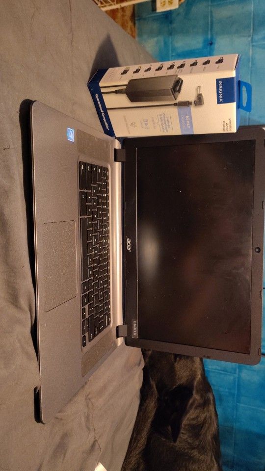 Aser Laptop With Laptop case And Mouse With The Charger