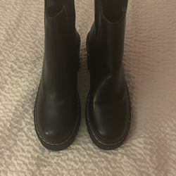 Black Heeled Boots 
