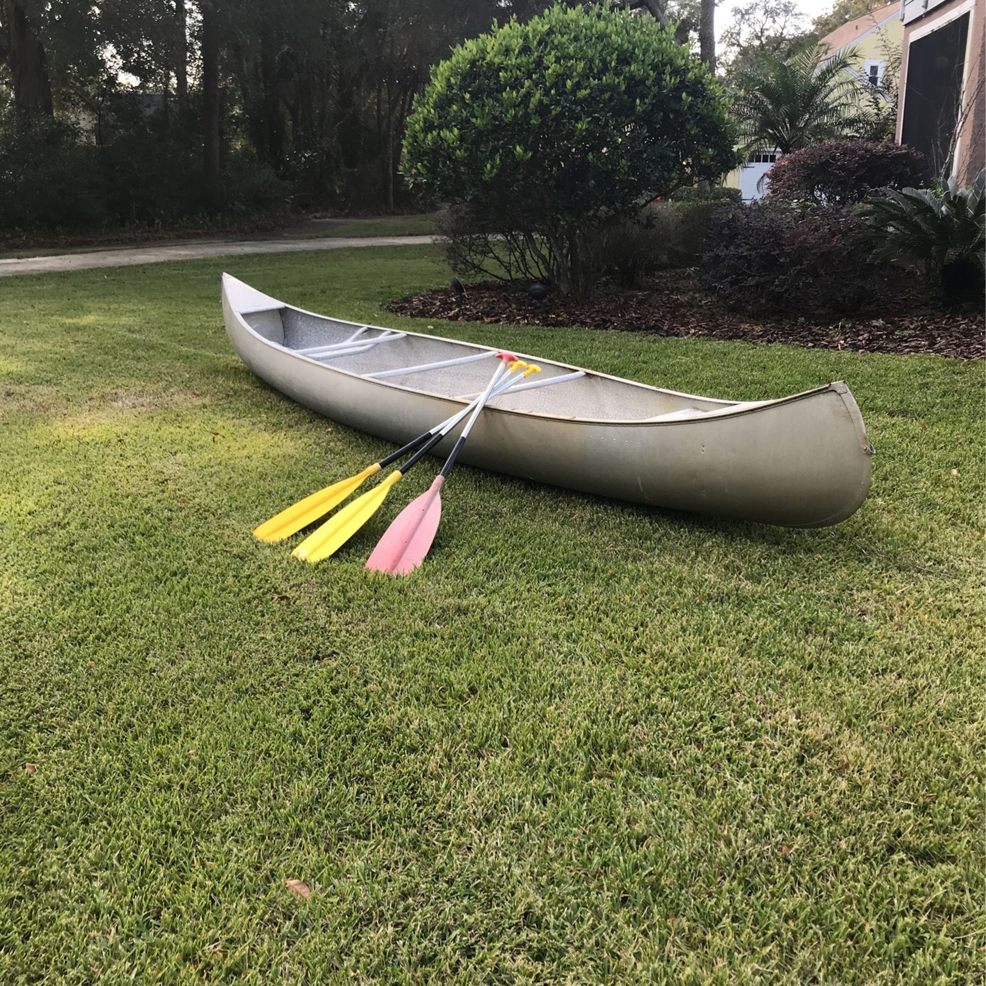 Canoe 17’ Grumman & 3 Paddles