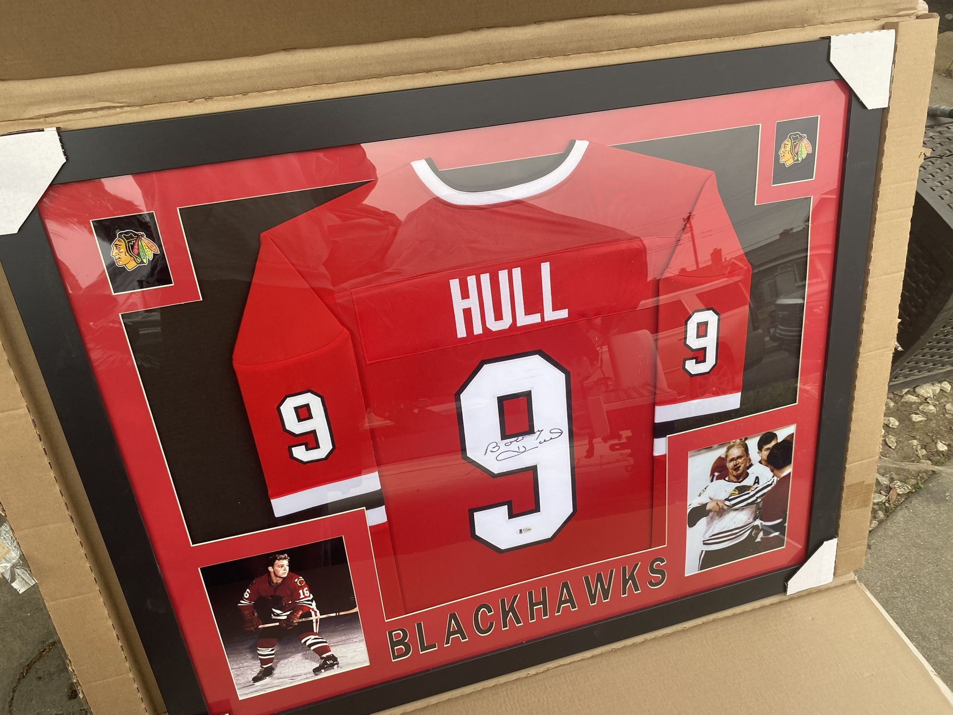 Blackhawks Hull Signed And Framed Jersey