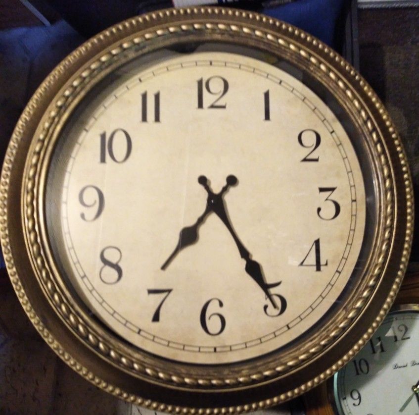 NEW COURSE BATTERY OPERATED GOLD 16-IN CLOCK 3D TYPE STYLE FRAME