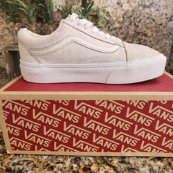 WOMEN'S VANS / PLATFORM SIZE 8.5 / NEW CONDITION 