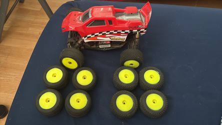 Team Losi Mini-T 2.0 RC Truck with 2 Sets Of Extra Tires