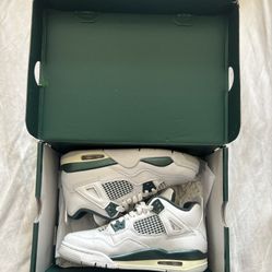 Oxidized Green Jordan 4’s Used    Size 5.5y