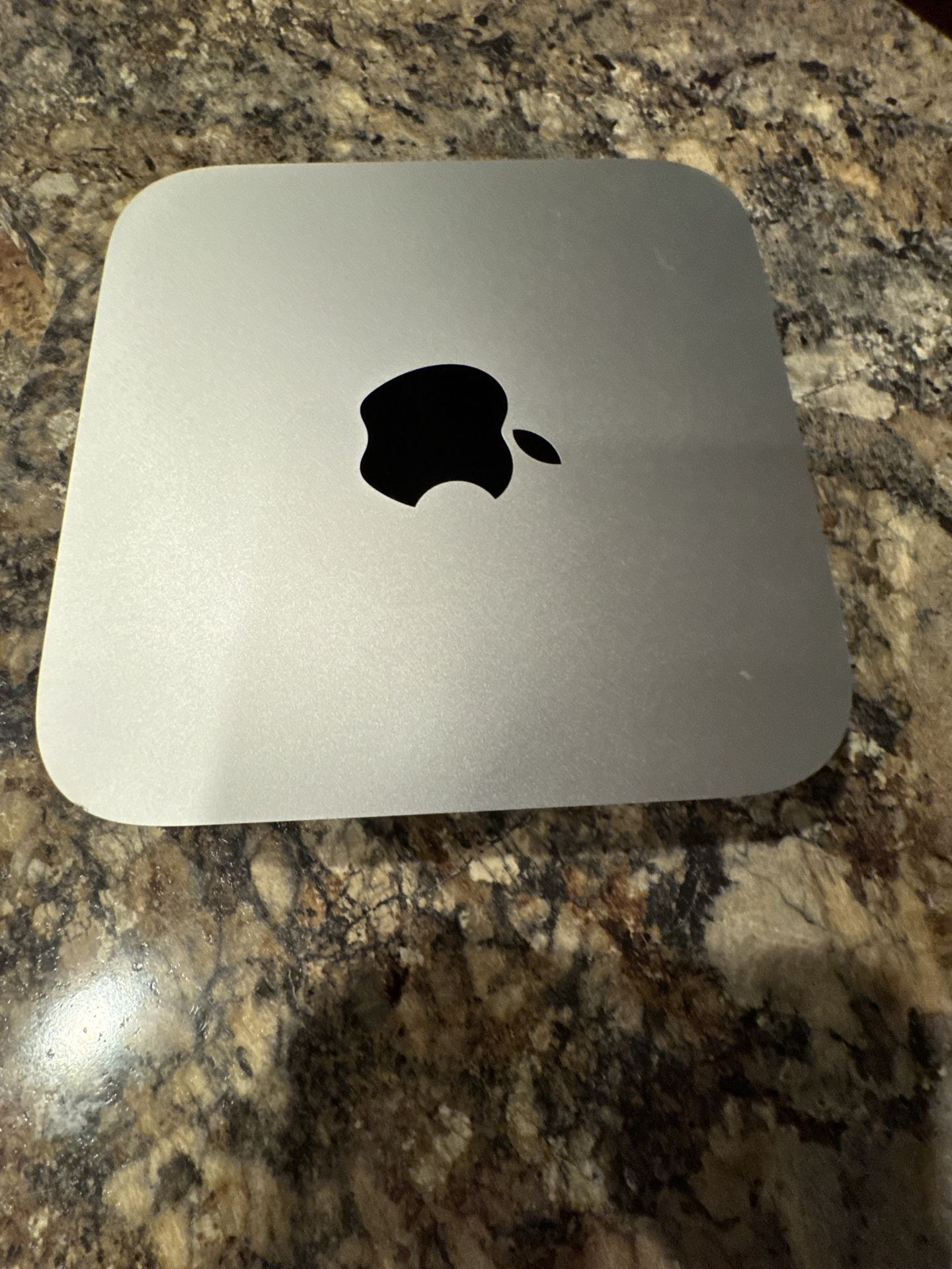 Apple mini M1 2020 with 8 GB of RAM 256 GB SSD