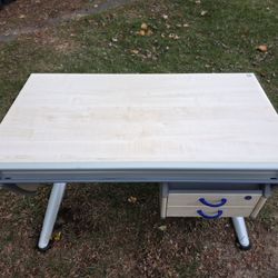 Moll height-adjustable desk