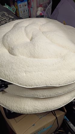 White saucer chairs
Sillas