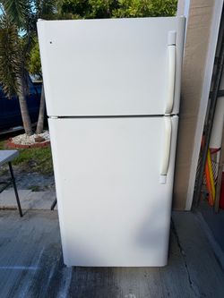 Electrolux 18.2 cu ft refrigerator with ice maker 3 months warranty delivery and installation available