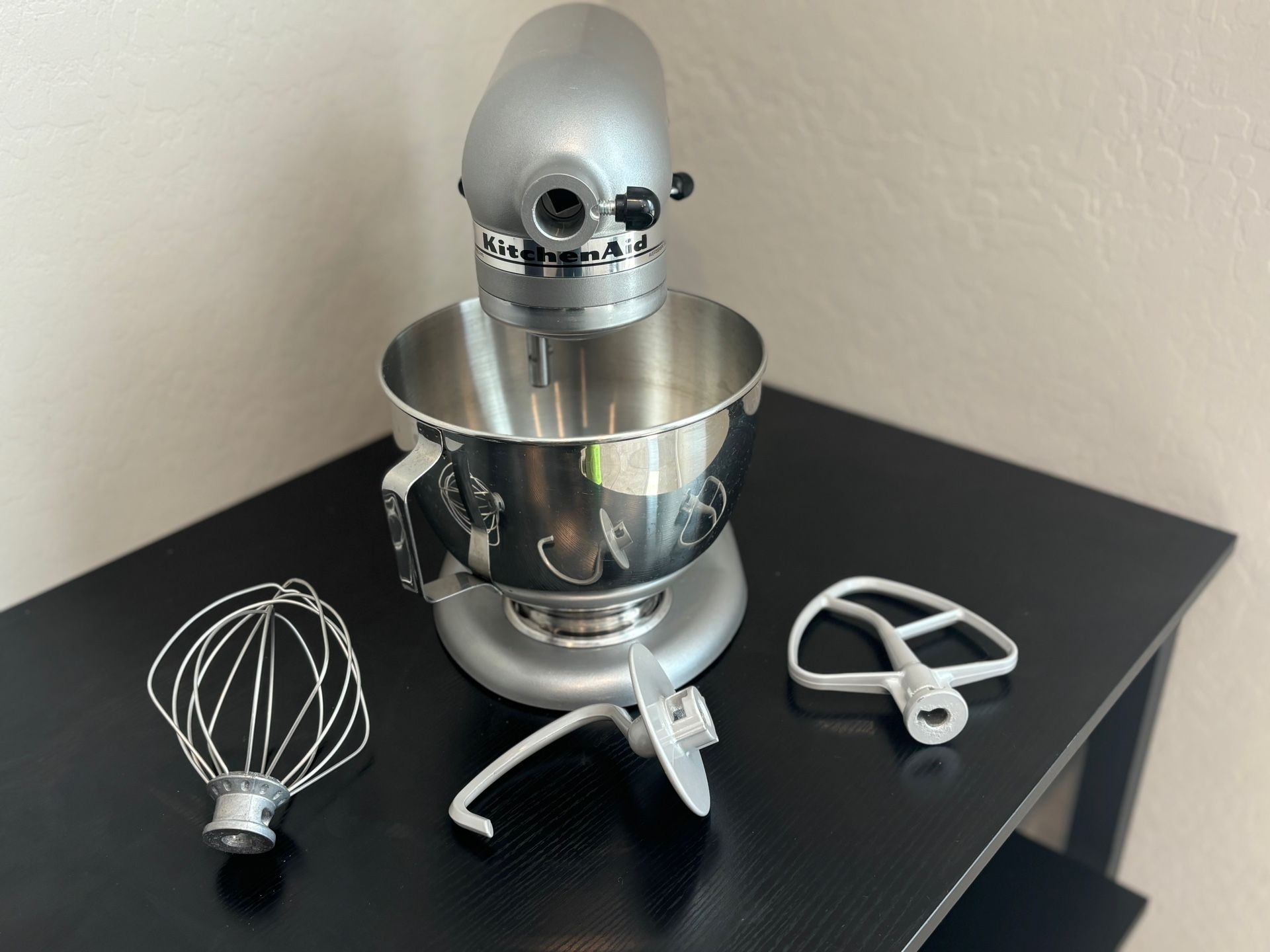 KitchenAid Deluxe KSM97SL 4.5 Quart Tilt-Head Stand Mixer - Silver Very lightly used. Introducing the KitchenAid Deluxe KSM97SL 4.5 Quart Tilt-He