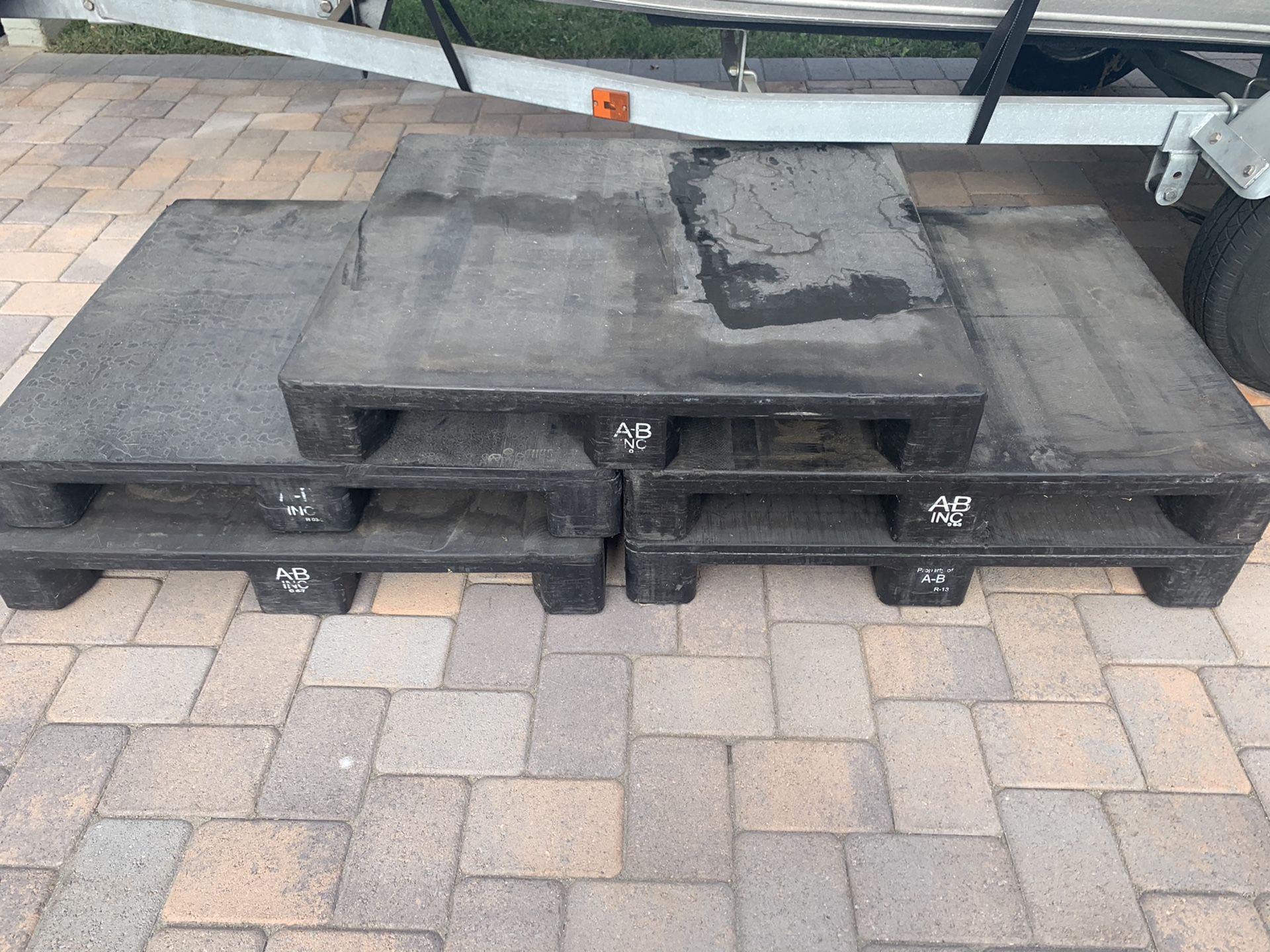 Heavy Duty A-B Plastic Pallets