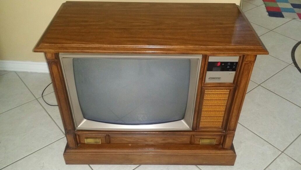 Sylvania 26 inch console TV excellent!