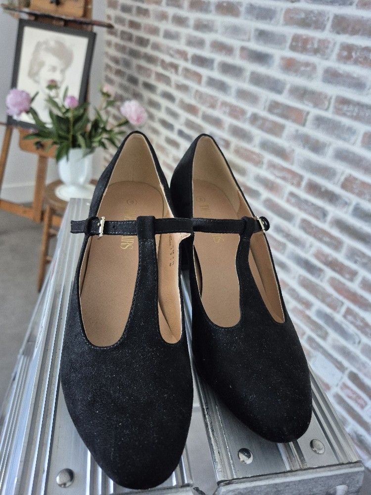 Black Suede T-Strap Heels Size 8 Mint Condition 