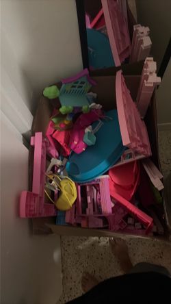 Barbie Dream House and addicional barbie items
