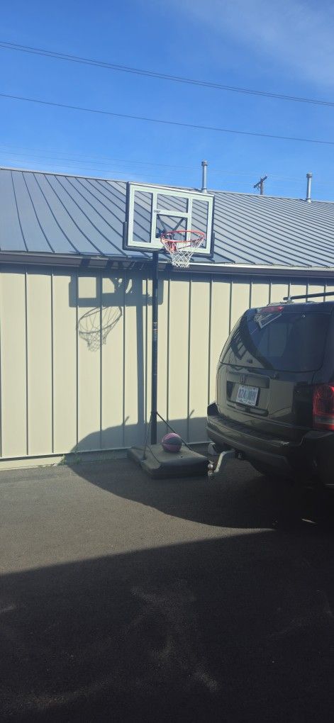 basketball hoop like new